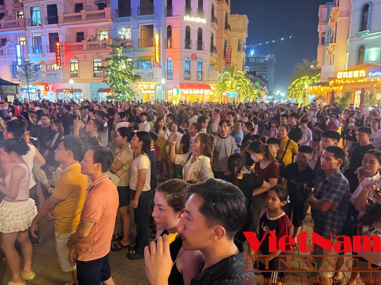 Phố đêm rực sáng tại Khu đô thị Ocean Park ở Hưng Yên