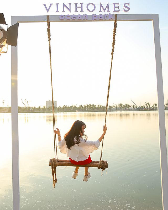 Mỹ Tâm diện váy xẻ sâu, “phiêu” trên sân khấu Thành phố biển hồ