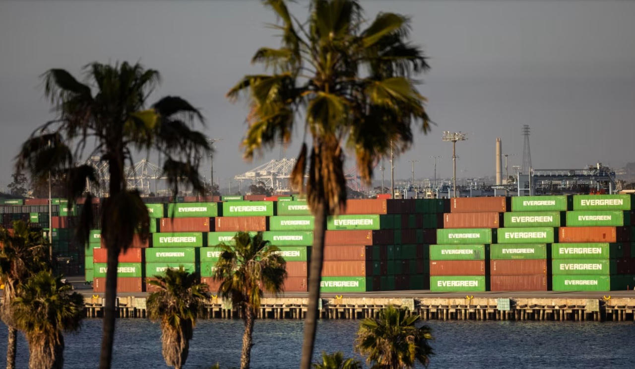 Các container vận chuyển tại Cảng Los Angeles ở San Pedro, California, vào ngày 15/ 5. (Ảnh: Alisha Jucevic/The Washington Post/Getty Images)
