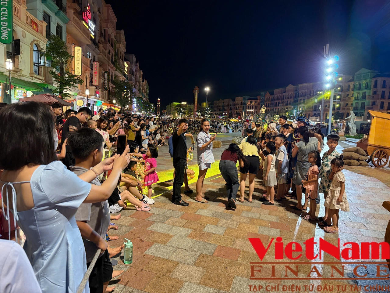 Phố đêm rực sáng tại Khu đô thị Ocean Park ở Hưng Yên