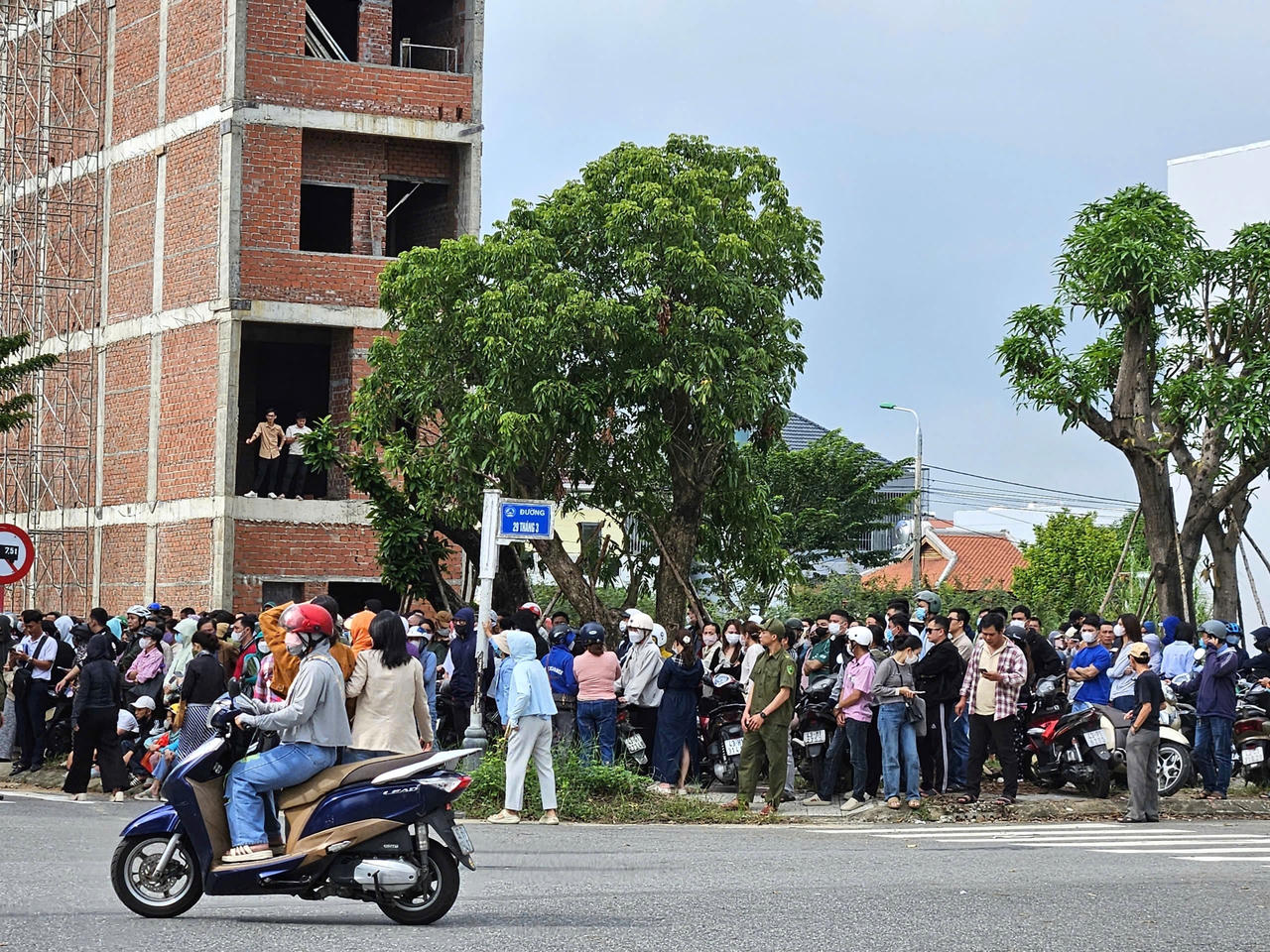 Rất đông các khách hàng đứng bên ngoài trụ sở công ty để theo dõi vụ việc.