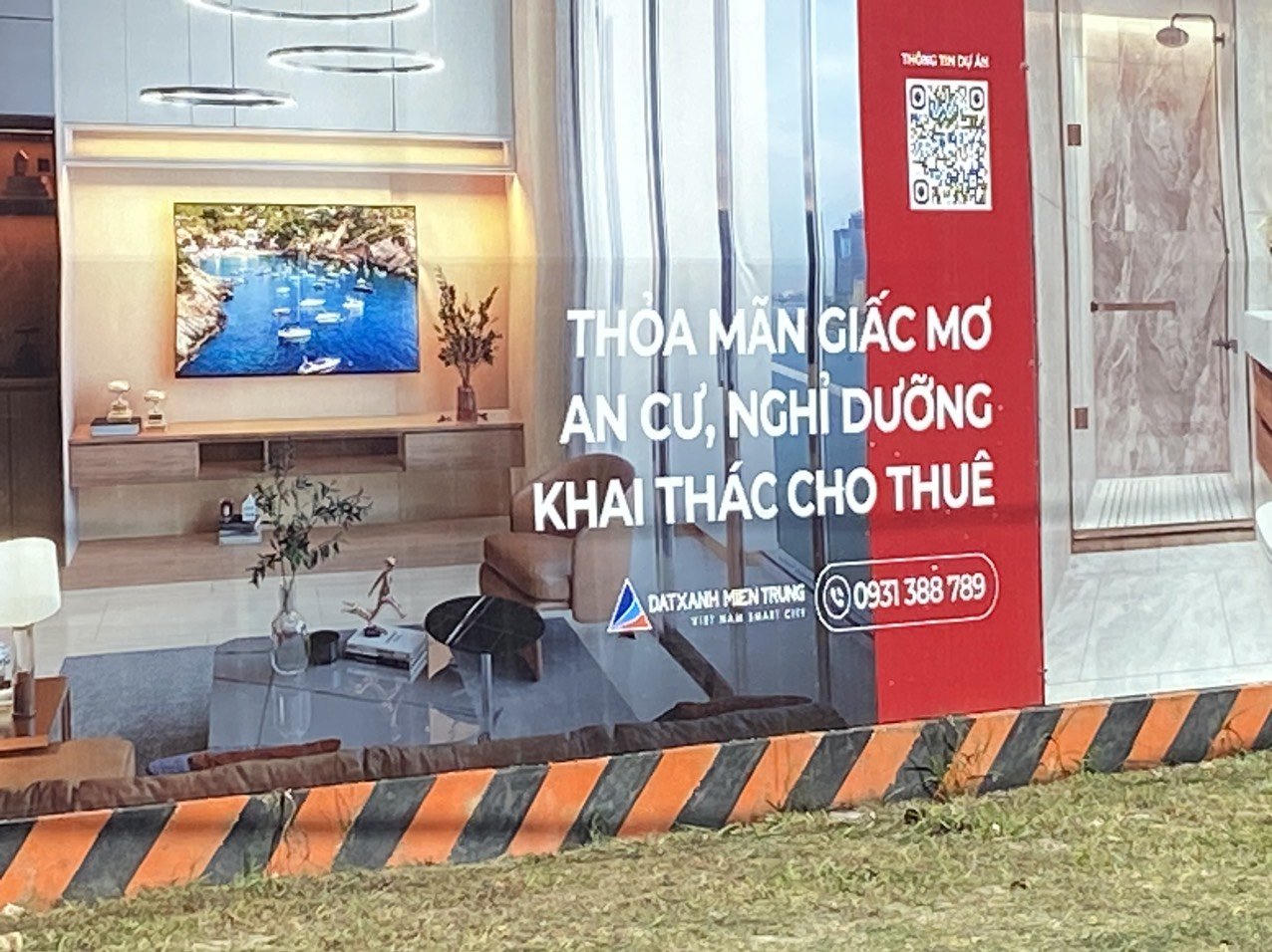 Bên ngoài, dự án được bao bọc bởi một lớp Banner quảng cáo. Ảnh: Phước Nguyên &nbsp;