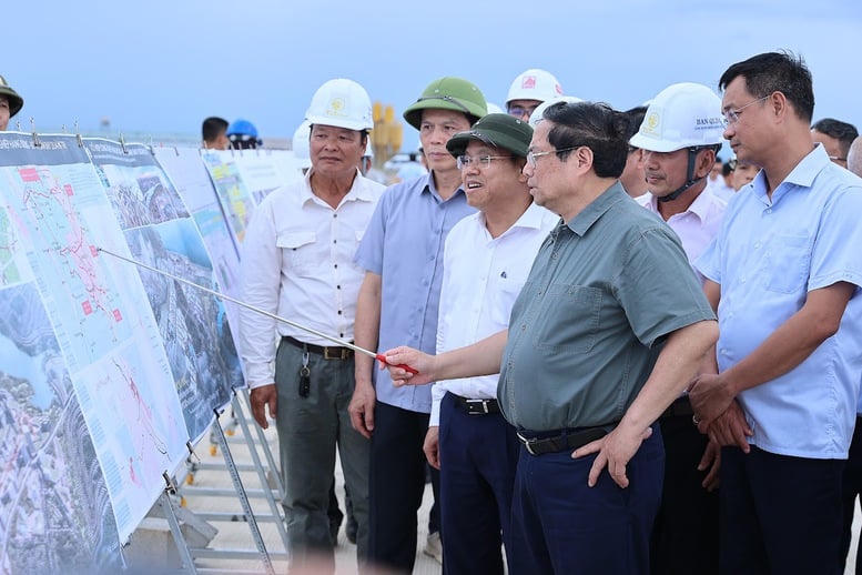 Thủ tướng Phạm Minh Chính kiểm tra tiến độ dự án cảng hàng không Quảng Trị - Ảnh: VGP/Nhật Bắc