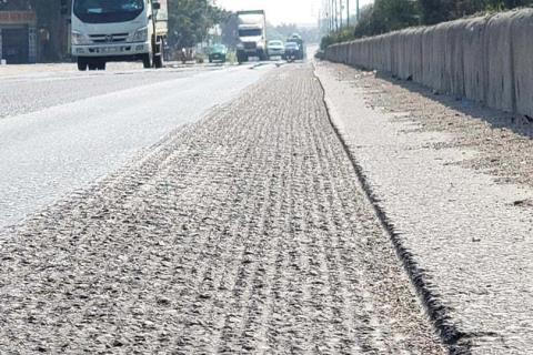 Nhiều tuyến đường xuống cấp hiện nay vẫn chưa thể tiến hành bảo trì do thiếu vốn và vướng cơ chế. Ảnh: VNN &nbsp;