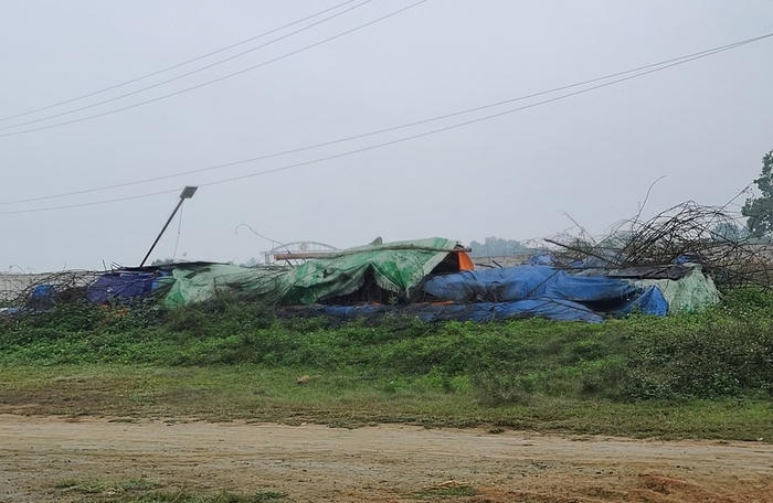 Nhiều thiết bị, vật liệu, máy móc phục vụ xây dựng "bị đắp chiếu", hoen gỉ... (Ảnh: Viết Huy) &nbsp;