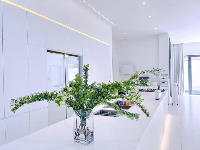 Không gian bếp có tông trắng chủ đạo, tạo nên sự gọn gàng, sạch sẽ. Ảnh: Internet