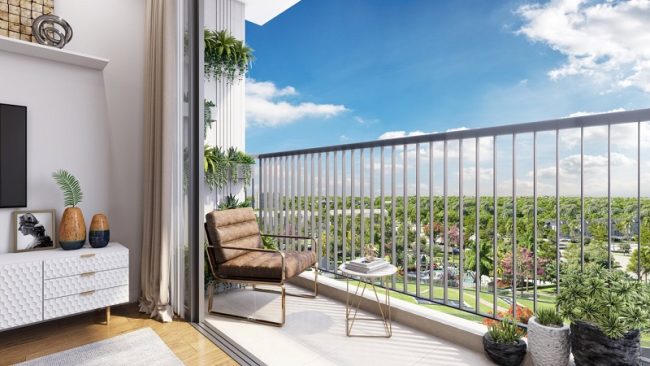 Không gian sinh hoạt tràn ngập ánh sáng của căn hộ có ban công &nbsp;