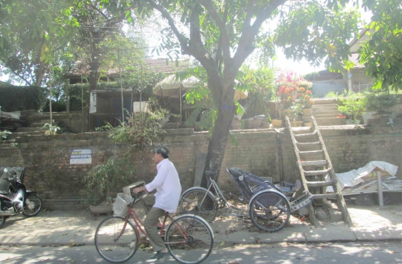 Các hộ dân sống xung quanh Kinh thành Huế đều không có giấy tờ về nhà ở; nhà chật hẹp, tạm bợ.