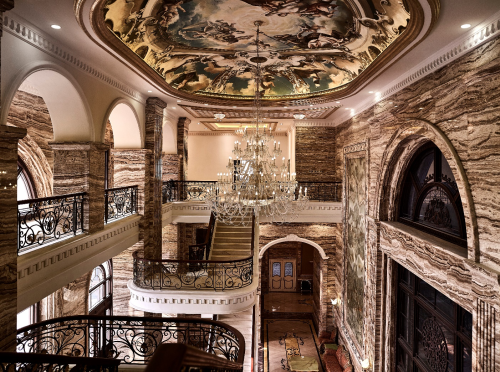 Đại sảnh với nhiều chi tiết đắt giá và chiều cao lên đến 12,5m tại D’. Palais Louis