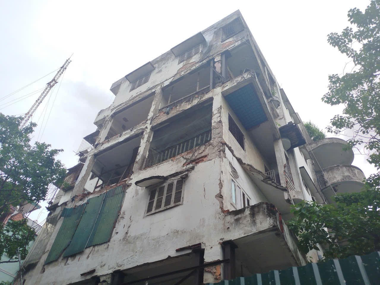 Thâm nhập chung cư xuống cấp nghiêm trọng, suốt 14 năm chờ được xây lại