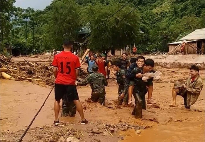 Thanh Hóa: Lũ cuốn phăng cả trăm nhà, dân bơ phờ đi ở tạm