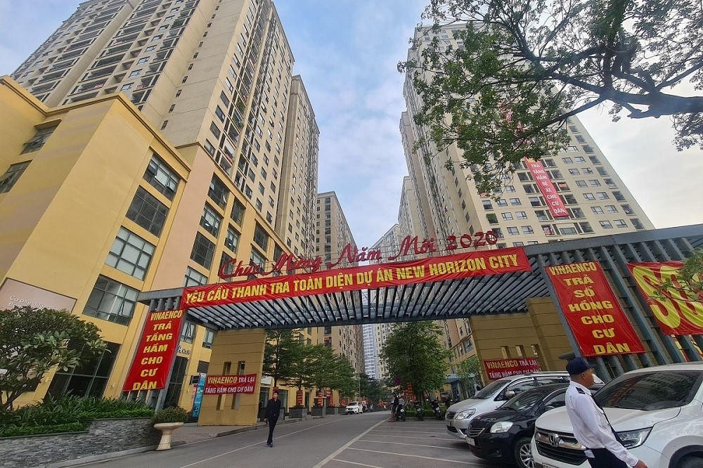 Cư dân chung cư New Horizon City căng băng rôn yêu cầu chủ đầu tư trả sổ hồng. &nbsp;