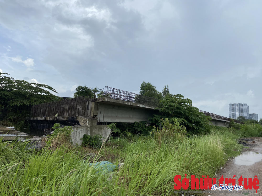 &nbsp;Ở các cây cầu đang thi công dở dang cỏ mọc um tùm, một số sắt thép đã hoen gỉ.&nbsp; &nbsp;