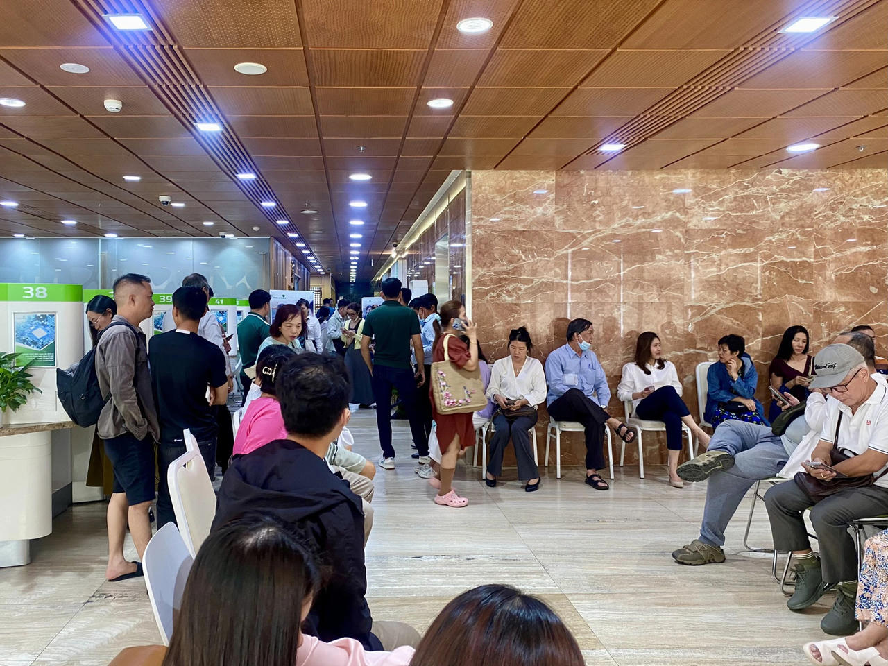 Tình hình tại Trụ sở chi nhánh Vietcombank TP.HCM (Ảnh: Người Lao Động)