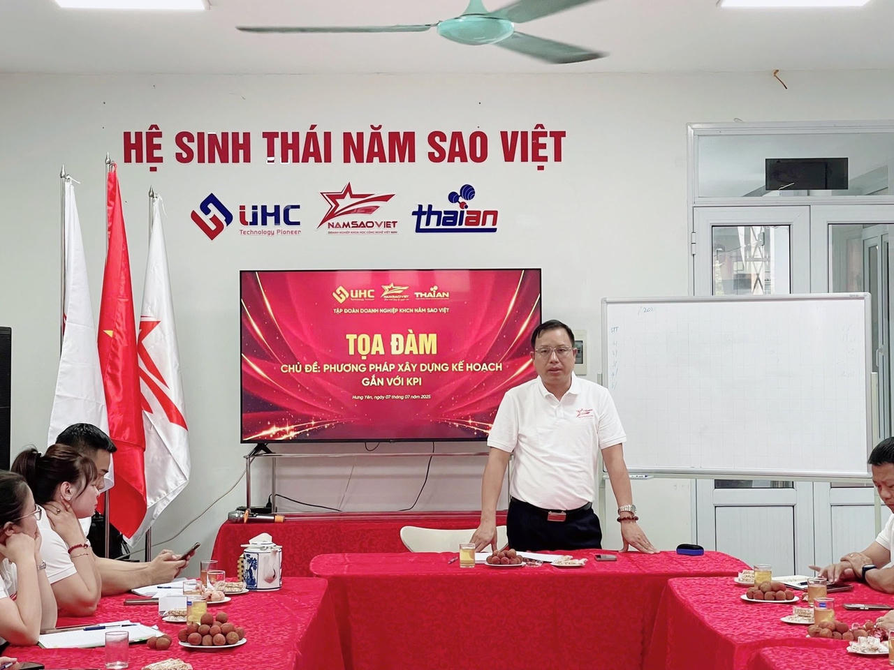 Ông Nguyễn Đình Uyên - Chủ tịch HĐQT kiêm Tổng giám đốc Tập đoàn Doanh nghiệp KHCN Năm Sao Việt trong chương trình tọa đàm chuyên đề với chủ đề: "Phương pháp Xây dựng kế hoạch gắn với KPI". &nbsp;