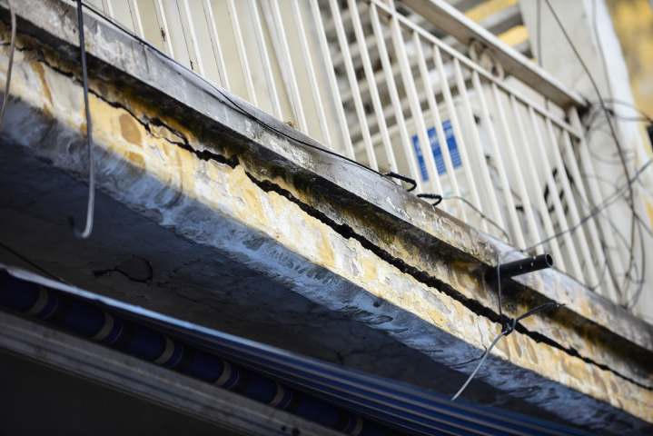 Sống ở chung cư 440 Trần Hưng Đạo: ‘Sập vẫn phải ở chứ tiền đâu mà dời đi’