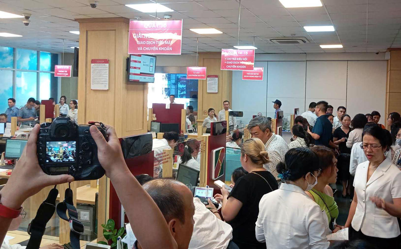 Tình hình bán vàng tại Agribank (Ảnh: Vietnamnet)