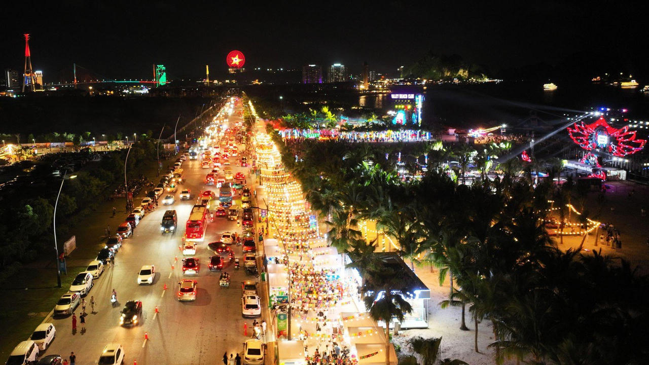 Tuyến đường bao biển Bãi Cháy sôi động về đêm (Ảnh: Ánh Dương)