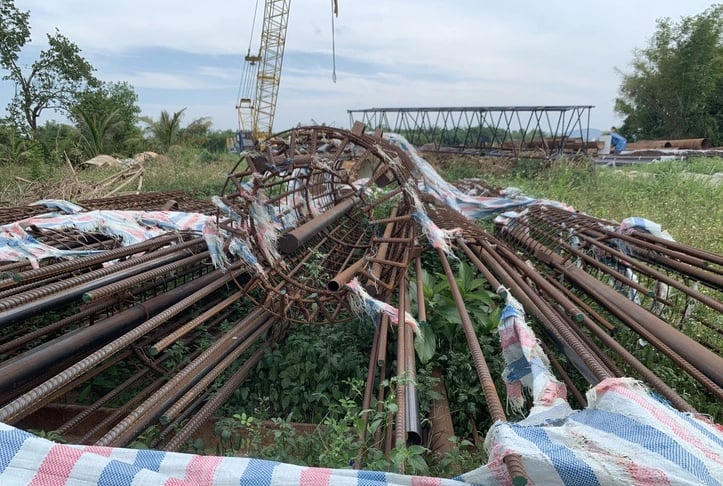 Các nhà thầu đã đưa thiết bị quay lại công trường giao thông Hoàng Sa - Dốc Sỏi. Ảnh: Trần Mai