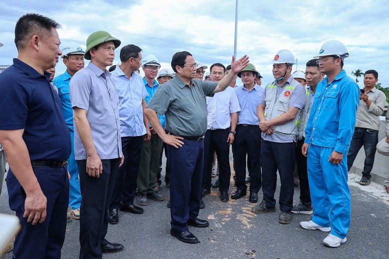 Thủ tướng yêu cầu chủ đầu tư, nhà thầu tiếp tục "làm ngày làm đêm, làm thêm ngày nghỉ", địa phương hỗ trợ những phần việc có thể làm để tới ngày 19/8 tới phải hoàn thành, thông xe - Ảnh: VGP/Nhật Bắc