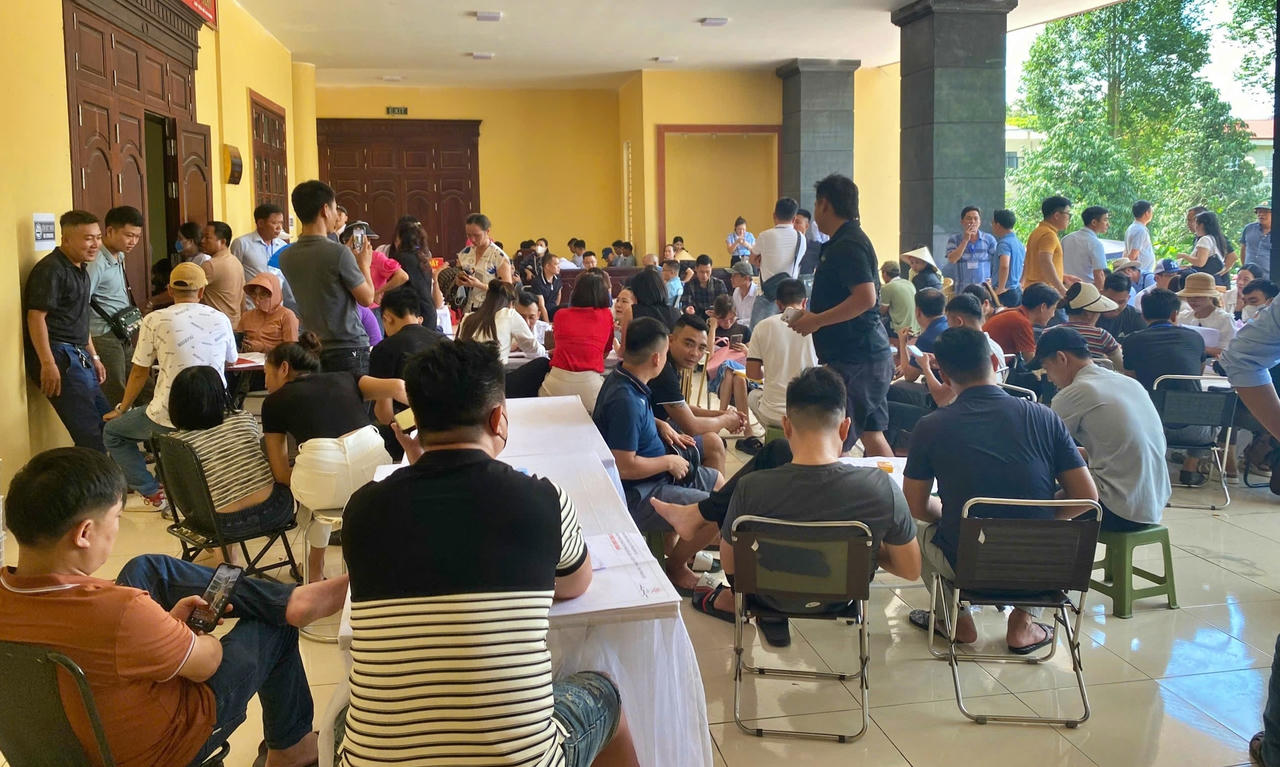 Các nhà đầu tư đứng chờ chực bên ngoài phiên đấu giá.