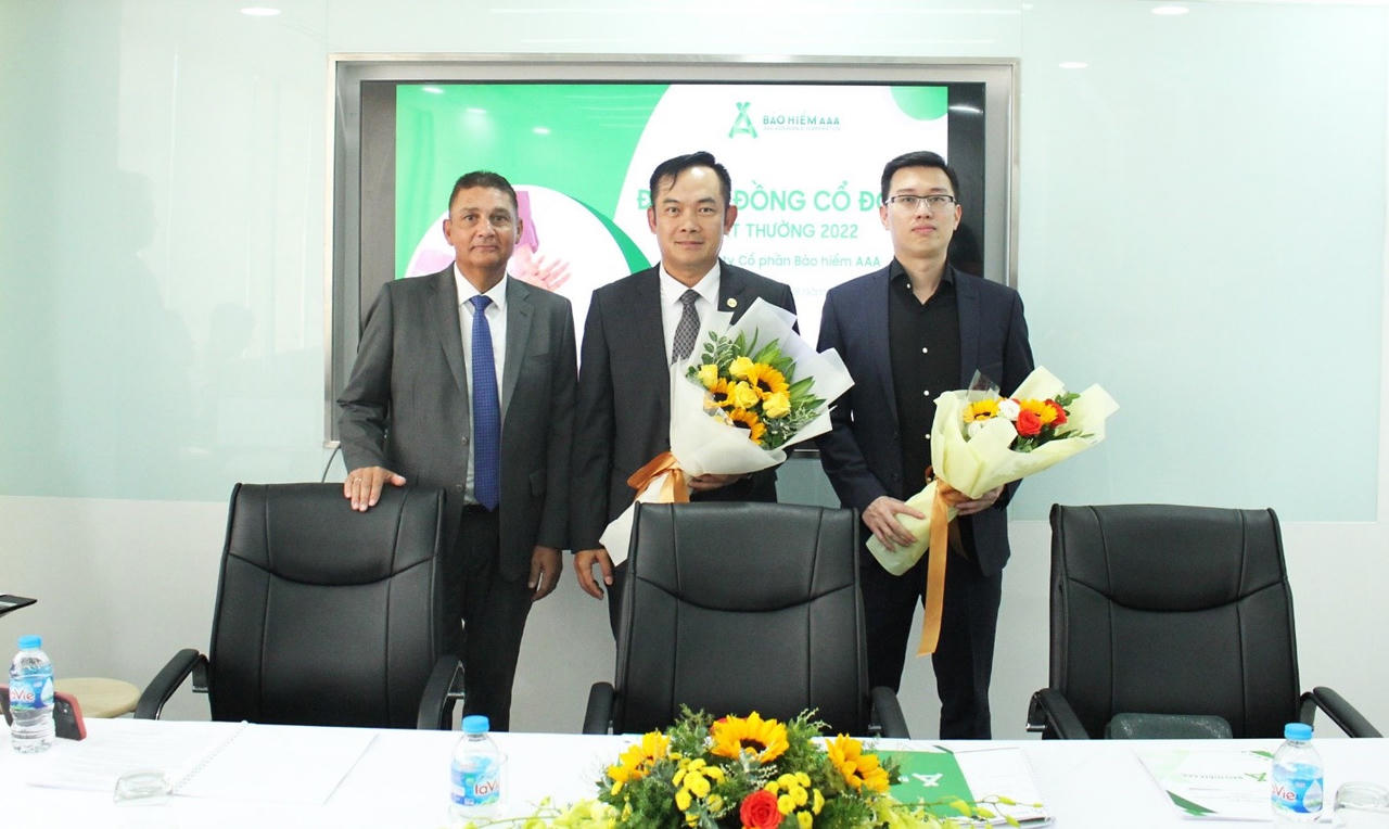 Ông Đinh Hoài Châu (đứng giữa) được bầu làm Chủ tịch HĐQT Bảo hiểm AAA, ông Nguyễn Tùng Lâm (bìa phải) được bầu làm Thành viên HĐQT Bảo hiểm AAA