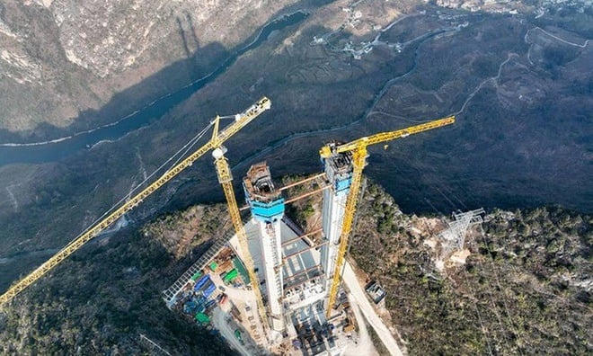 Một cây cầu đang xây dựng dự kiến cao nhất thế giới hiện nay tại Quý Châu. Ảnh: Xinhua