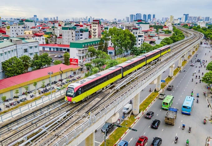 Tàu chạy tuyến Nhổn - ga Hà Nội gồm 4 toa, mỗi toa chở được 236 hành khách. Ảnh: Tạ Hải.