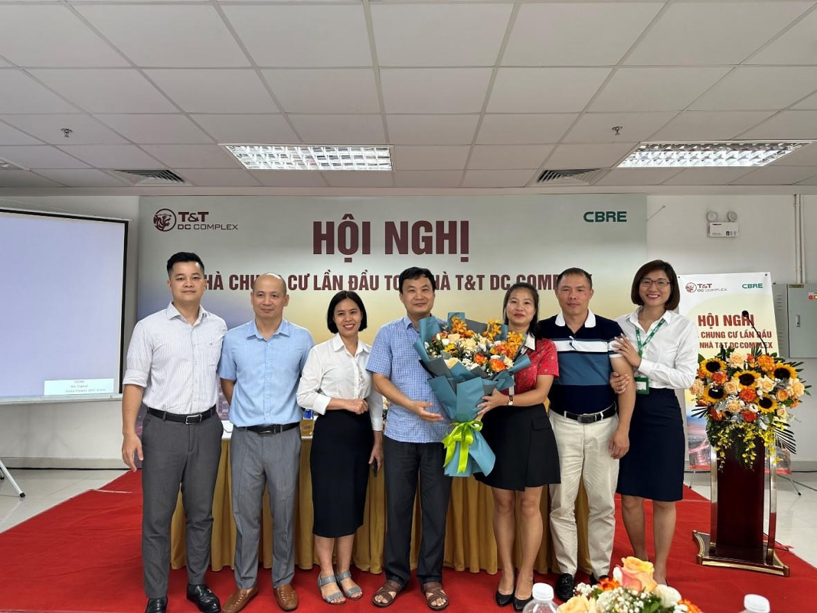 BQT tòa nhà gồm 5 thành viên (đứng giữa) ra mắt toàn thể cư dân. &nbsp;