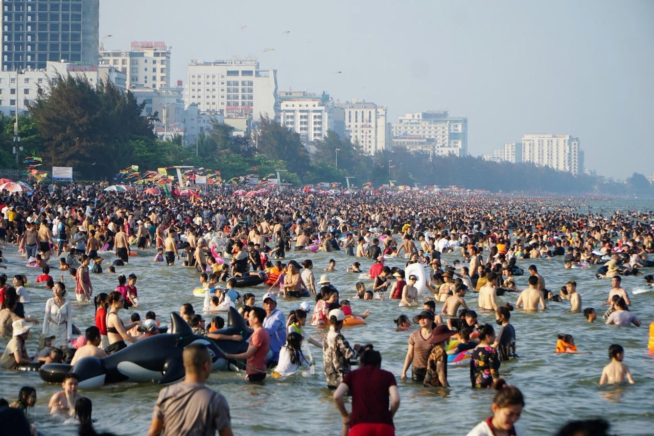Bãi biển Sầm Sơn luôn là nơi “hút” lượng lớn du khách vào dịp hè &nbsp;