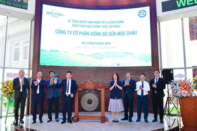 Lễ trao quyết định niêm yết và chào mừng ngày giao dịch chính thức cổ phiếu MCM của CTCP Giống bò sữa Mộc Châu. &nbsp;