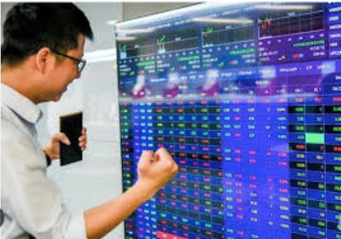 Cổ phiếu bất động sản bứt tốc, VN-Index tăng 8,9 điểm