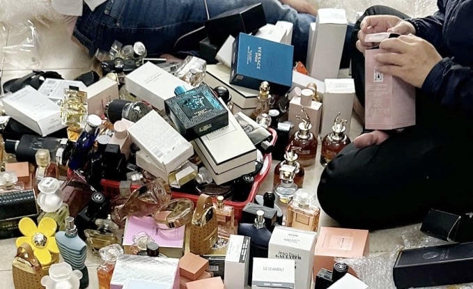 Triệt phá đường dây sản xuất gần 20.000 chai nước hoa giả