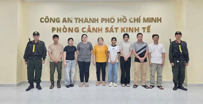 Triệt phá đường dây sản xuất gần 20.000 chai nước hoa giả
