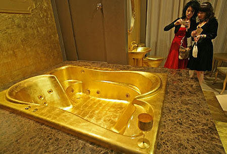 Lóa mắt với bồn cầu vàng ròng nguyên khối