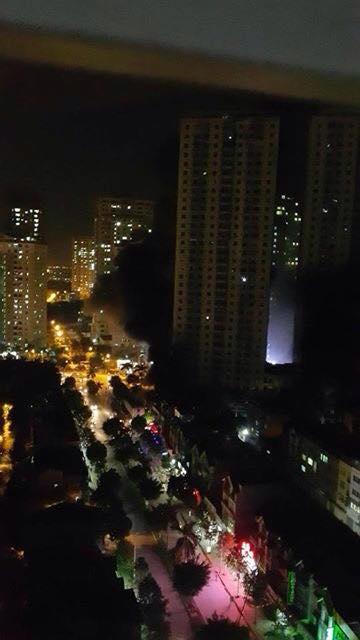 Khói đen bốc ngút trời tại nơi xảy ra hoả hoạn