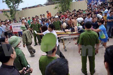 Nạn nhân đầu tiên được giải cứu và đưa đi cấp cứu. Hiện chưa rõ tình trạng sức khỏe của người này