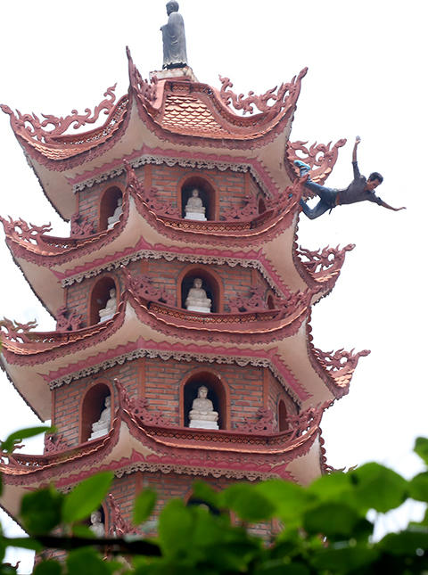 Nam thanh niên nhảy từ tầng 11 bảo tháp xuống đất không chết