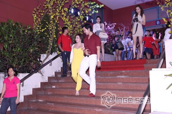 Người tình U60 thắm thiết cùng Vũ Hoàng Việt đi xem ca nhạc