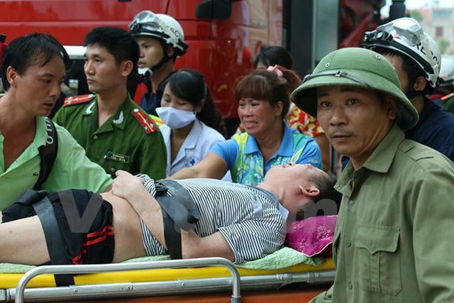 Một nạn nhân được giải cứu tại khu chung cư HH4a Linh Đàm bị cháy.