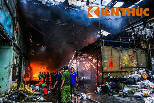 Cháy cực lớn ở Bình Dương, nhiều xe cứu hoả được điều động