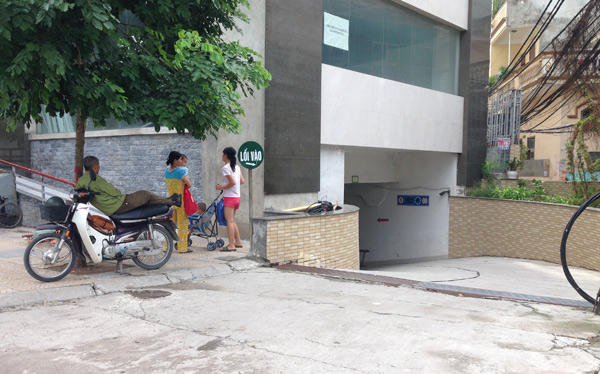 
Trẻ em đỏ mắt tìm chỗ chơi




&nbsp;


&nbsp;

Sảnh dành cho cư dân rất hạn chế diện tích




&nbsp;


&nbsp;

Nhiều tòa nhà lối đi của cư dân là ngách bên hông rất nhỏ




&nbsp;


&nbsp;

Chung cư này vỉa hè còn bị đào xới




&nbsp;


&nbsp;

Và bị lấn chiếm




&nbsp;


&nbsp;

Lối xuống tầng hầm dốc và nguy hiểm vì sát đường

D.Anh
