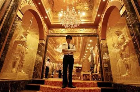 Lóa mắt với bồn cầu vàng ròng nguyên khối