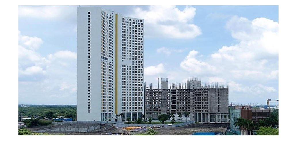 2 mẹ con hoảng loạn vì bị thanh sắt công trình đâm thủng nhà