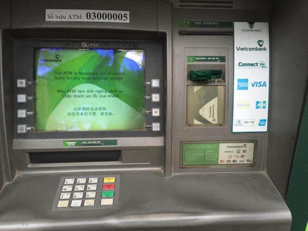 Vietcombank: Đẹp trong mắt nhà đầu tư, xấu trong mắt “khách hàng”?