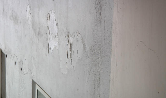 Cư dân bức xúc với tình trạng nứt nẻ, bong tróc...của chung cư 137 Nguyễn Ngọc Vũ