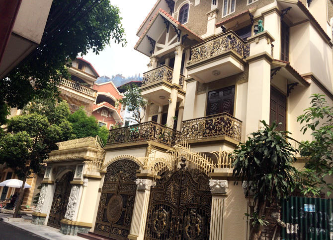 Biệt thự, đại gia, Thái Bình, Hà Nội, cổng biệt thự, tiền tỷ, ngân hàng, chứng khoán, nhôm đúc mạ đồng, biệt-thự, đại-gia, Thái-Bình, Hà-Nội, anh-em-ruột, cổng-biệt-thư, tiền-tỷ, ngân-hàng, chứng-khoán, nhôm-đúc-mạ-đồng