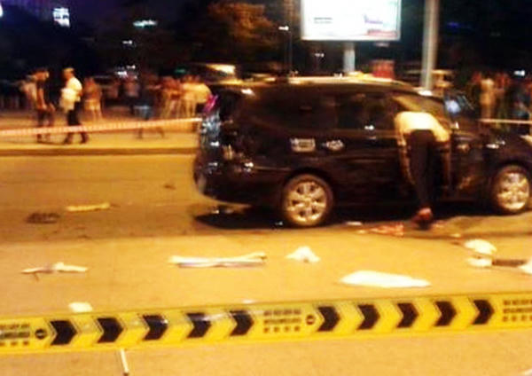 Xe Audi tiếp tục phón, bẻ lái đi trở lại mặt đường va chạm vào hai ôtô đang đậu chờ khách.