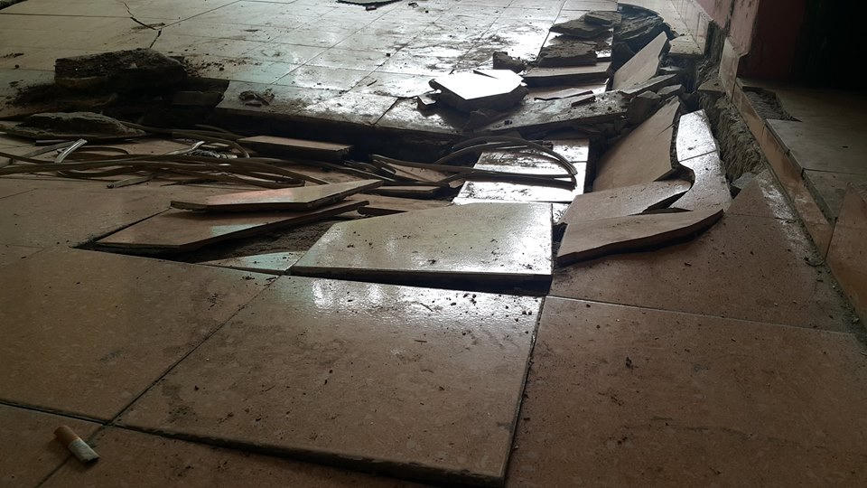 Dân chung cư hốt hoảng vì sàn nhà bất ngờ sập trong đêm