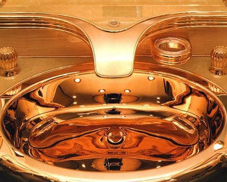 Lóa mắt với bồn cầu vàng ròng nguyên khối